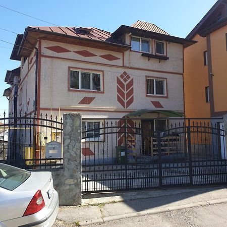 Apartament Mansarda Venus Рымнику-Вылча Экстерьер фото