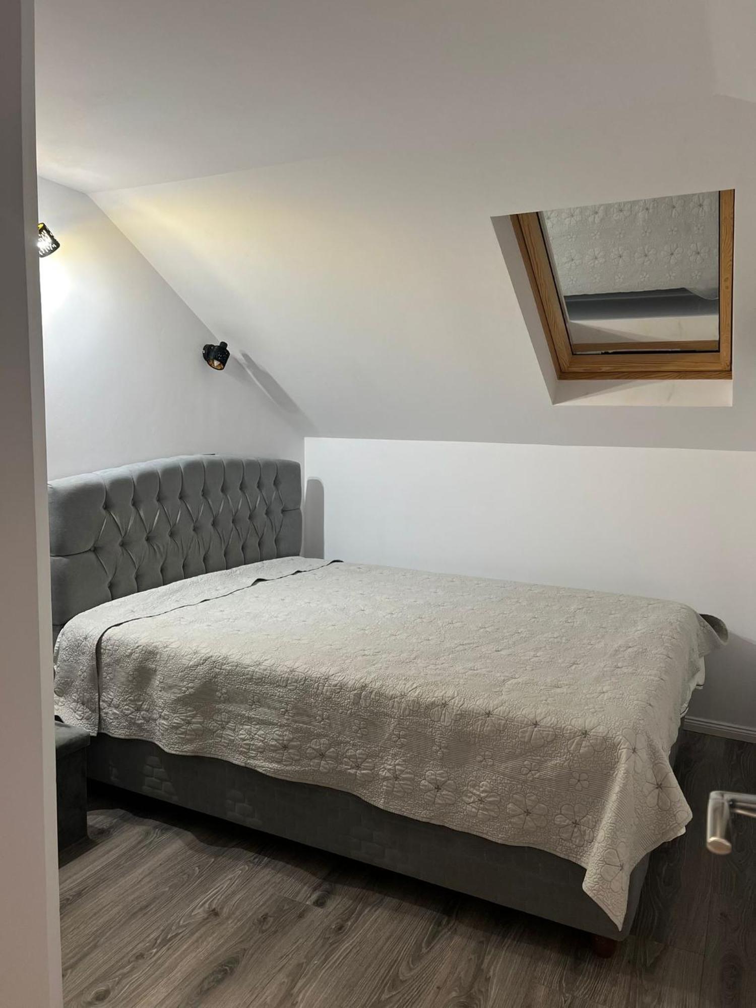 Apartament Mansarda Venus Рымнику-Вылча Экстерьер фото